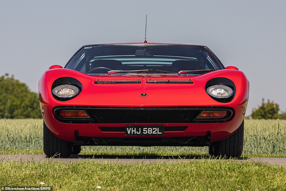 O raríssimo Lamborghini Miura SV construído para mão inglesa e que foi leiloado por R$ 14 milhões